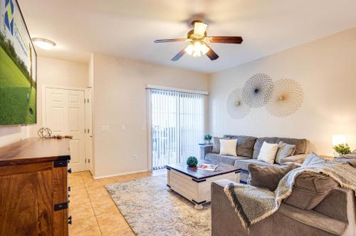 Southern #2068 Mesa condo في ميسا: غرفة معيشة مع أريكة ومروحة سقف
