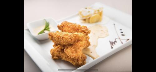 een bord met kippenvleugels erop bij LANTerna Boutique Hotel in Srbac