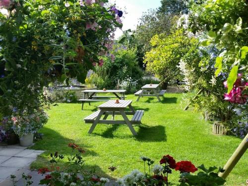 una mesa de picnic en el césped en un jardín en Bolingbroke Arms & Hotel en Swindon