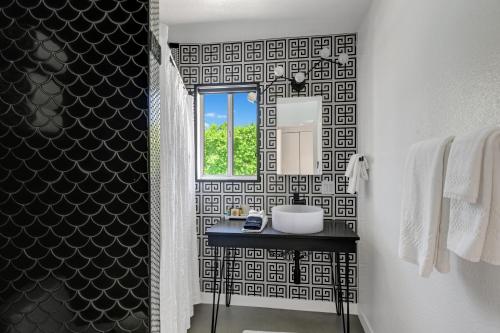 Foto sihtkohas Palm Springs asuva majutusasutuse Ultra-Chic, Mid-century- Resort Style Pool, Spa & Fire Pit 2BD/2BTH in Movie Colony galeriist