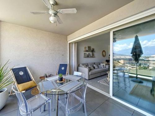 un salon avec une table, des chaises et un canapé dans l'établissement Appartement vue mer au cœur de Calvi, à Calvi