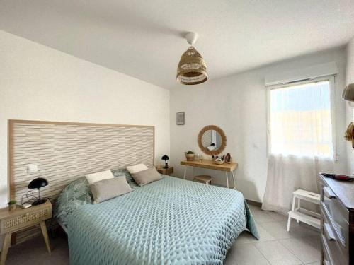 une chambre avec un grand lit et une fenêtre dans l'établissement Appartement vue mer au cœur de Calvi, à Calvi