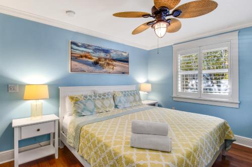 1 dormitorio con 1 cama y ventilador de techo en Paradise Pointe, en Anna Maria