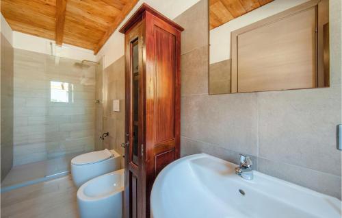 ein Badezimmer mit Badewanne, Toilette und Waschbecken in der Unterkunft La Pietraia in Badesi