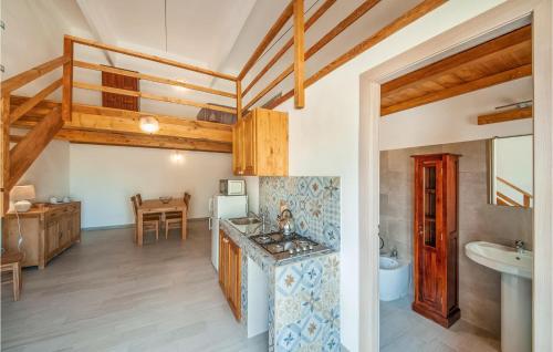 eine Küche mit Spüle und Arbeitsplatte in der Unterkunft La Pietraia in Badesi