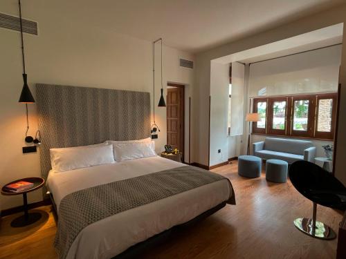 Tempat tidur dalam kamar di Hotel El Rosal de Cudillero