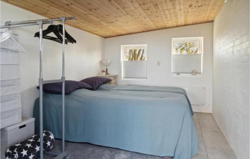 1 dormitorio con cama y techo de madera en Amazing Home In Horslunde With Kitchen en Horslunde