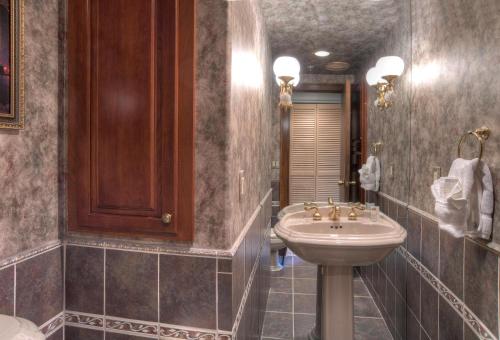 ein Badezimmer mit Waschbecken und Toilette in der Unterkunft 10 min to Ski | Views | Golf Course | AC + Hot Tub in Durango