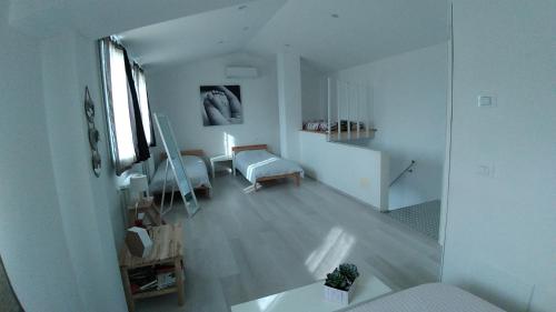 uma sala de estar com paredes brancas e um piso branco em La Casetta em Vittorio Veneto