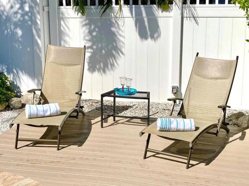 twee stoelen en een tafel op een patio bij Debby's Place home in Holmes Beach