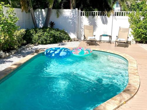een zwembad met een speeltje in het midden bij Debby's Place home in Holmes Beach