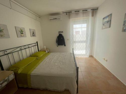 una camera da letto con un letto e una finestra di Acquario a Lido Marini