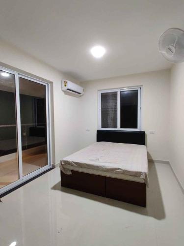 um quarto com uma cama num quarto com janelas em Tanta Gharbia em Tanta