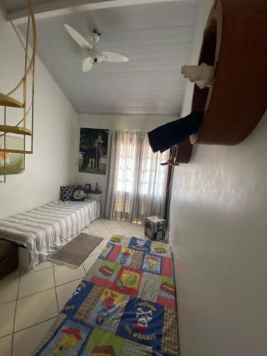 a bedroom with a bed and a rug on the floor at Casa em Cond. a 80m da Praia do Peró in Cabo Frio