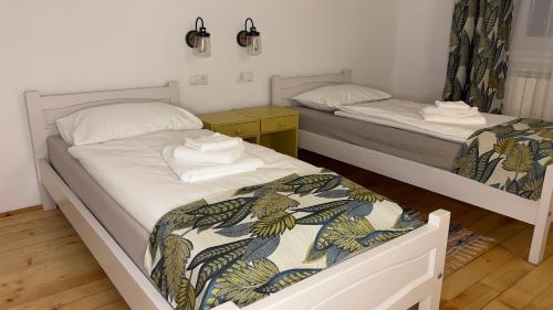 Ένα ή περισσότερα κρεβάτια σε δωμάτιο στο Casa de Oaspeți Vulcan
