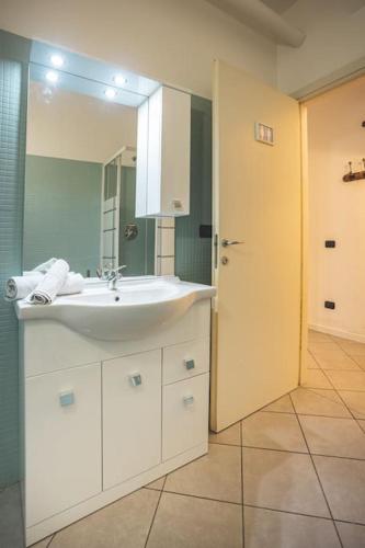 a bathroom with a sink and a mirror at Suite il Borgo [Monza - Milano] + Garage Privato in Desio