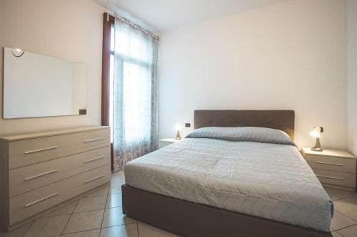 1 dormitorio con 1 cama y vestidor con TV en Suite il Borgo [Monza - Milano] + Garage Privato, en Desio