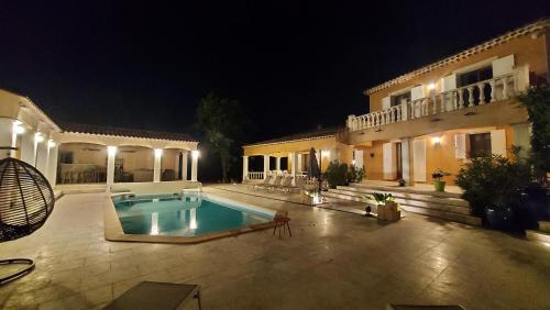 basen przed domem w nocy w obiekcie le Mas Provençal w mieście Régusse
