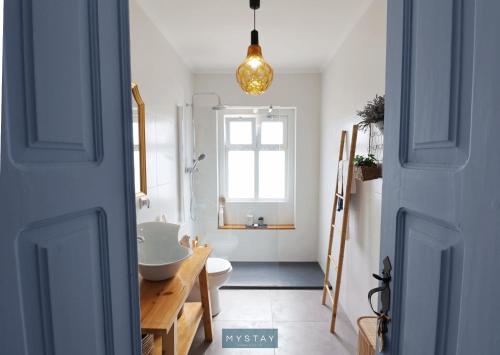 un bagno con lavandino, water e finestra di MyStay - Cantinho do Açor a Vale de Açor