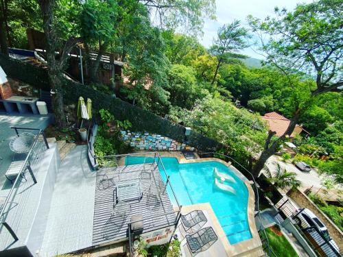 an overhead view of a swimming pool with a deck at Departamento céntrico con la mejor vista. San Bernardino in San Bernardino