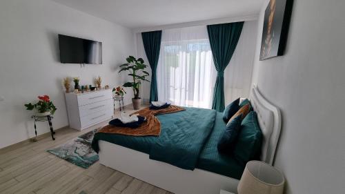 1 dormitorio con 1 cama y TV en Apartament Ariana Rasnov, en Râșnov