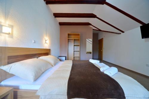 En eller flere senge i et værelse på Rooms Villa Ruja