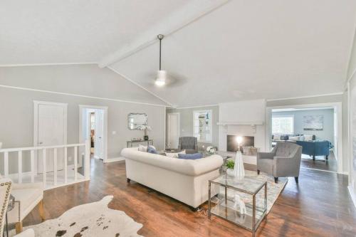 ein Wohnzimmer mit einem weißen Sofa und einem Tisch in der Unterkunft Relaxing Family Retreat Home in Sandy Springs
