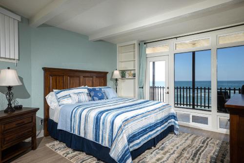 Кровать или кровати в номере Beachfront Retreat B
