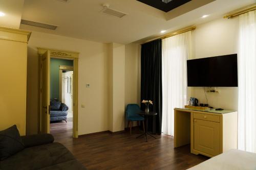 TV a/nebo společenská místnost v ubytování Wald Hotel Lagodekhi Rooms