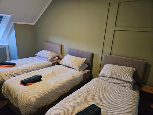 a room with three beds withacers at Cunninghame 3 in Beith