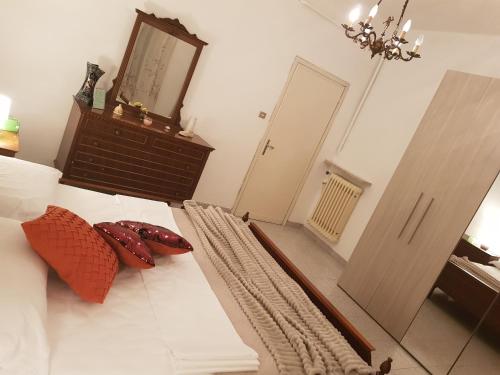- une chambre avec un lit avec deux oreillers et un miroir dans l'établissement verona dream, à Vérone