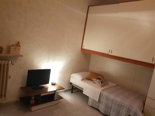 - une petite chambre avec un lit et une télévision dans l'établissement verona dream, à Vérone