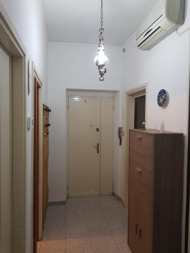 une chambre avec un couloir avec une porte et une chambre avec une ouverture dans l'établissement verona dream, à Vérone