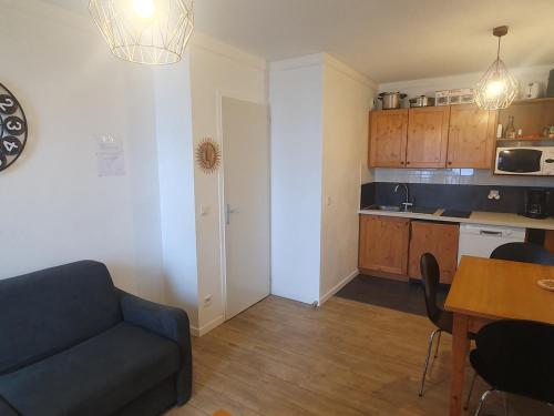 Photo de la galerie de l'établissement Appartement rénové 2 pièces pour 2-4 personnes, idéalement situé à Modane, accès direct aux pistes - FR-1-265-339, à Modane