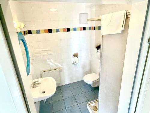 ein Bad mit einem WC und einem Waschbecken in der Unterkunft Gästezimmer Rothneusiedl in Wien
