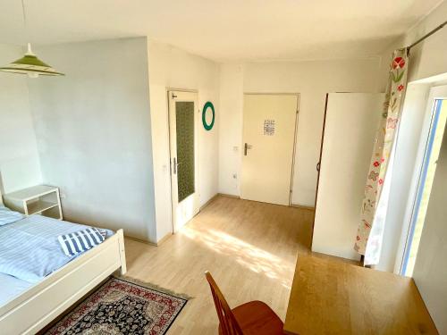 1 dormitorio con 1 cama y comedor en Gästezimmer Rothneusiedl en Viena