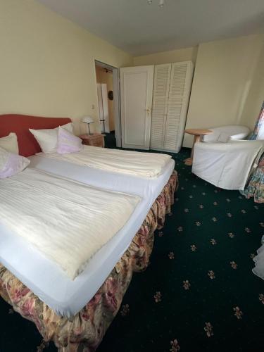 two twin beds in a hotel room with at Ferienwohnung Rita Toedt in Grainau