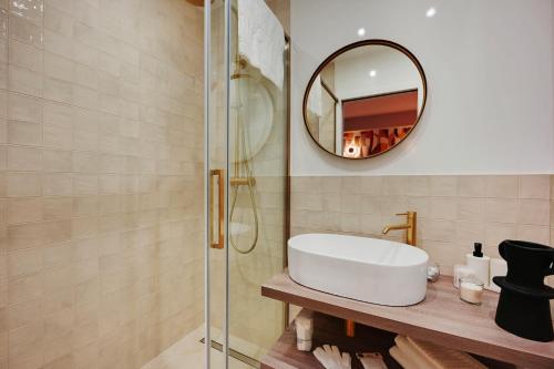 une salle de bain avec un lavabo et un miroir dans l'établissement Superbe T2 Opéra Cadet, à Paris