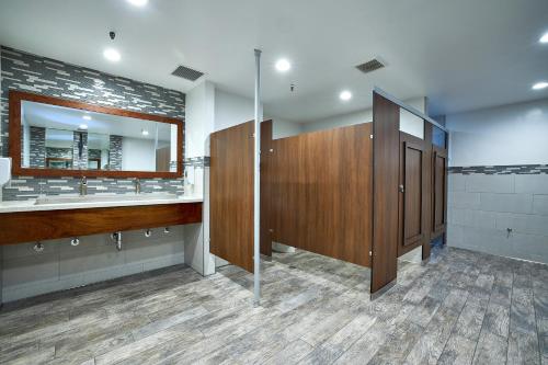 een badkamer met 2 wastafels en een grote spiegel bij Rooftop Seabreeze in Oceanside