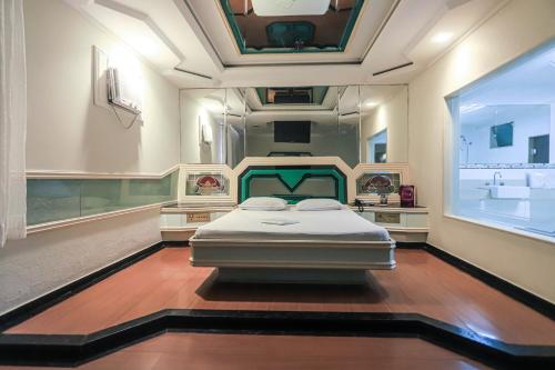 um quarto de hospital com uma cama e um espelho em Palacio do Rei Hotel no Rio de Janeiro