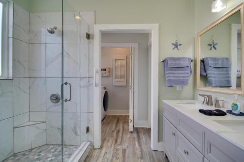WavelandにあるSunny Waveland Home Rental with Pool Walk to Beach!のシャワーと洗面台付きのバスルーム