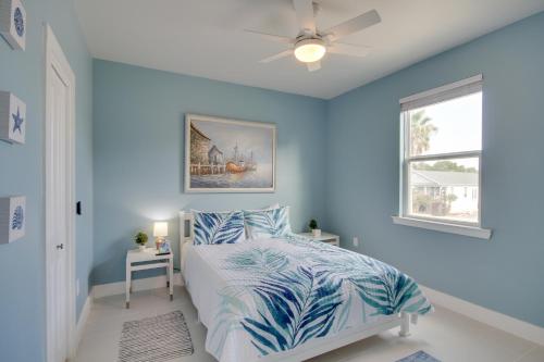 WavelandにあるSunny Waveland Home Rental with Pool Walk to Beach!の青いベッドルーム(ベッド1台、天井ファン付)