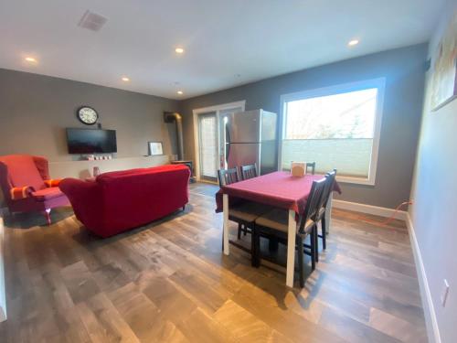 sala de estar con mesa roja y sofá rojo en lovely home en Calgary