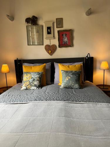un grande letto in una camera da letto con due lampade di B&B De Kamer Hiernaast a Gouda