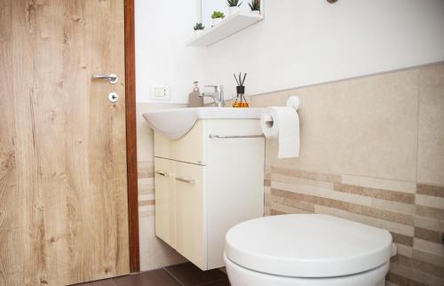 ein Badezimmer mit einem weißen WC und einem Waschbecken in der Unterkunft [Free Parking & Wi-Fi] 5 min to Hospital Cisanello in Pisa
