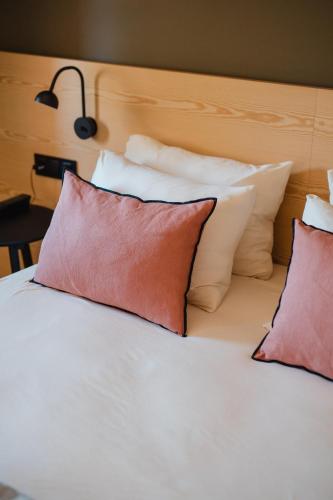 Una cama o camas en una habitación de Hotel-Masia Can Farrés