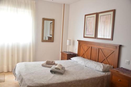 um quarto com uma cama com duas toalhas em Apartment Jardines Del Mar em La Manga del Mar Menor