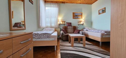 een kleine woonkamer met een bank en een bed bij Unique apartment in the old part in Ohrid