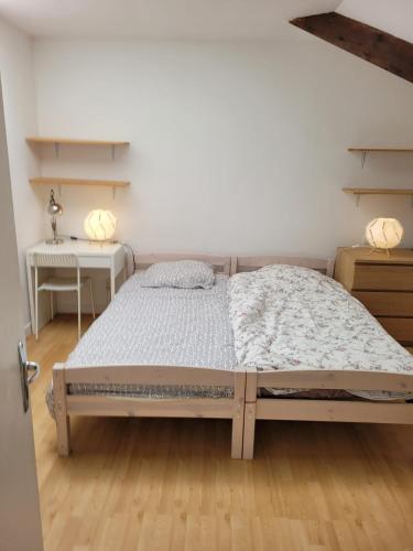 une chambre avec un lit et un parquet dans l'établissement relais du 21, à Saint-Germain-en-Laye
