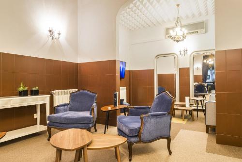 a waiting room with blue chairs and a mirror at Costa do Sol B&B in Porto